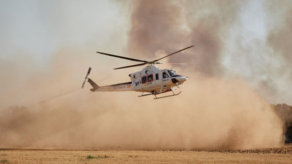 Un helicóptero en las labores de extinción del incendio de Carcastillo, Navarra.