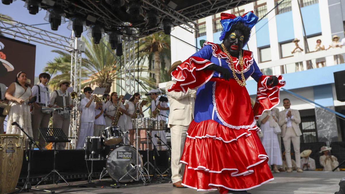 Un momento de la llegada, este lunes, de la Negra Tomasa, encarnada por Víctor Lorenzo Díaz