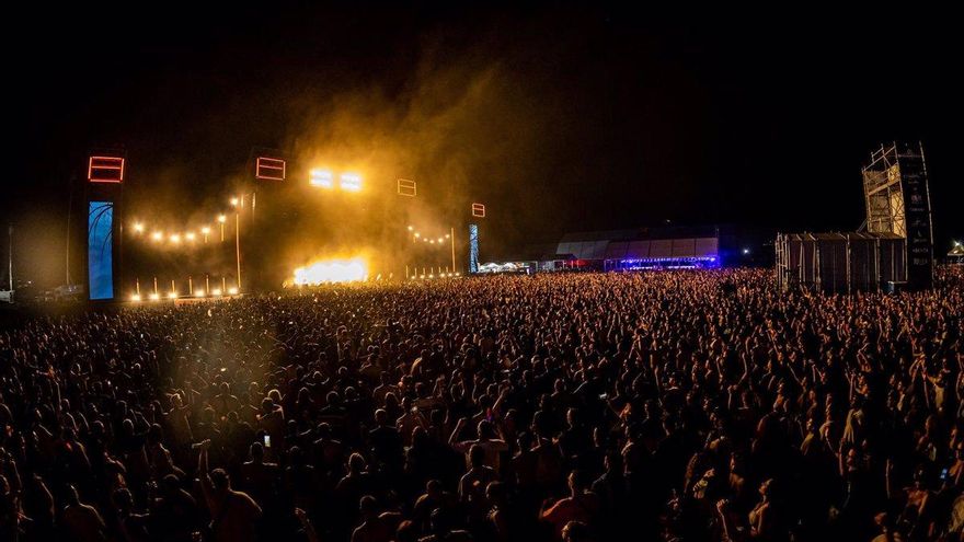 El Ayuntamiento de Almería promociona en Fitur un festival de música sin licencia municipal y con entradas ya a la venta