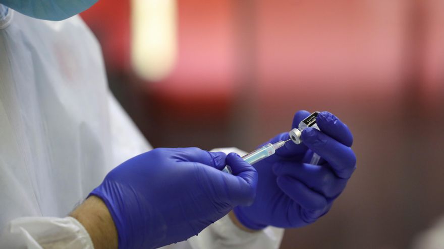 Un sanitario prepara una dosis de la vacunas contra la covid-19 en Madrid. EFE/JuanJo Martín/Archivo