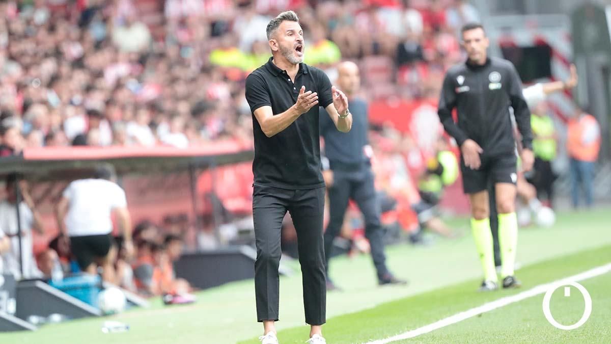 Iván Ania, en la derrota de la pasada temporada en Gijón (jornada 1)
