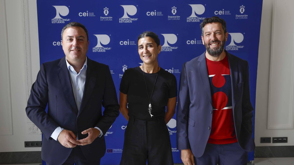 De izquierda a derecha: Valentín González Famoso, Fernanda Tobarés y Alfonso Blanco