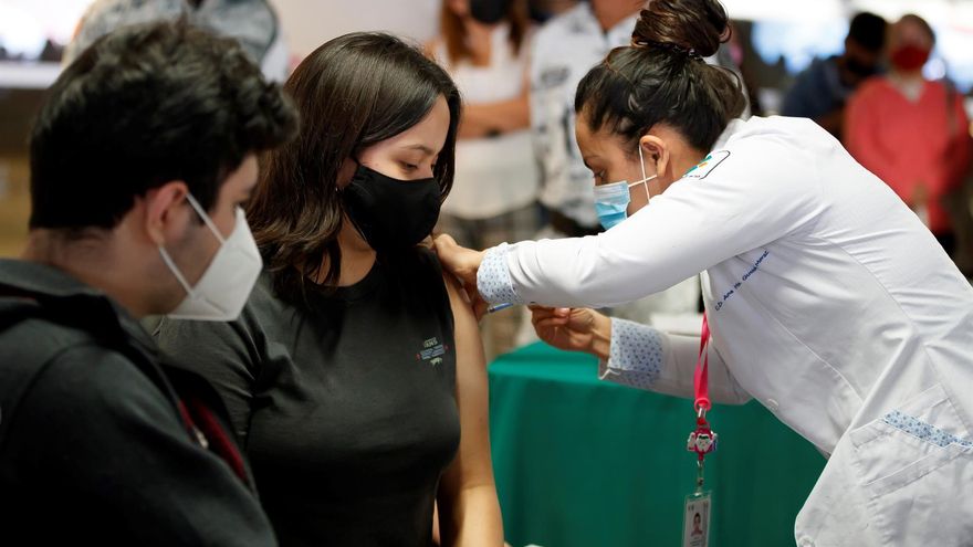 Una mujer recibe una vacuna contra la covid-19 en Ciudad de México (México).