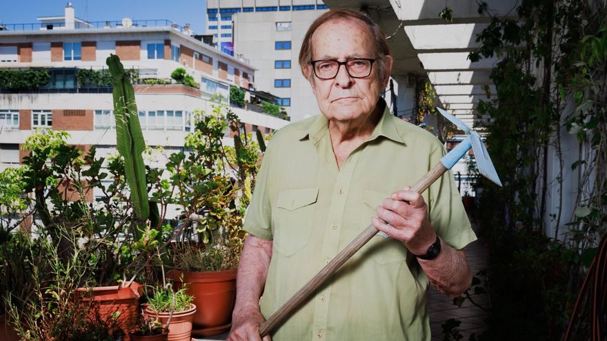 Ramón Tamames, en la terraza de su casa de Madrid.