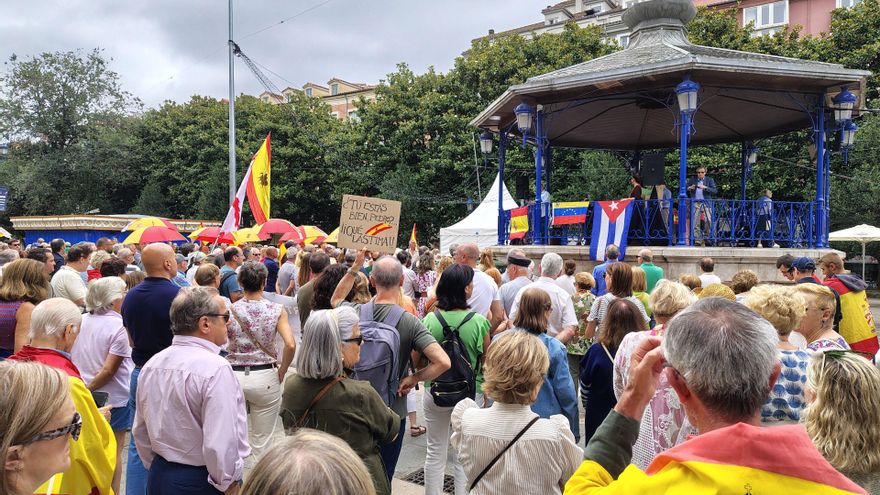 Decenas de personas se concentran en Santander para pedir "democráticamente" la dimisión de Pedro Sánchez