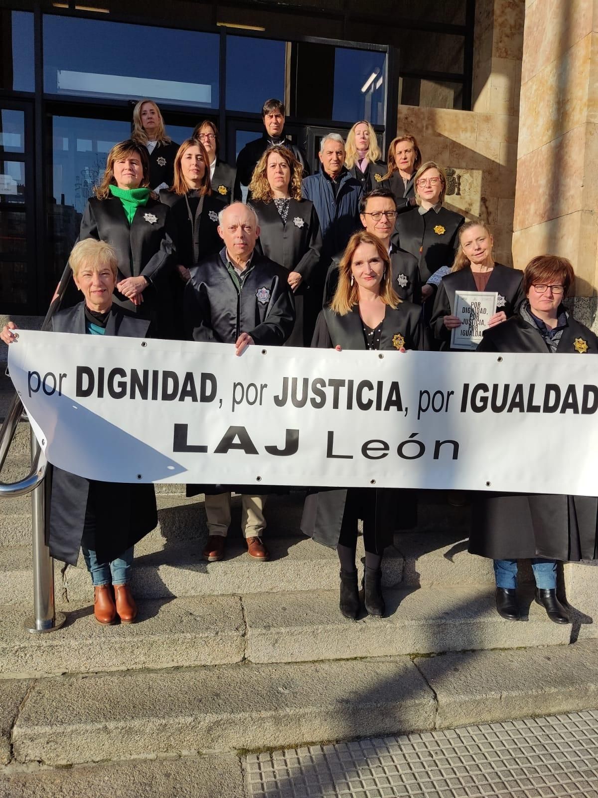Letrados de la Administración de Justicia de León en huelga a la puerta del Juzgado de León.
