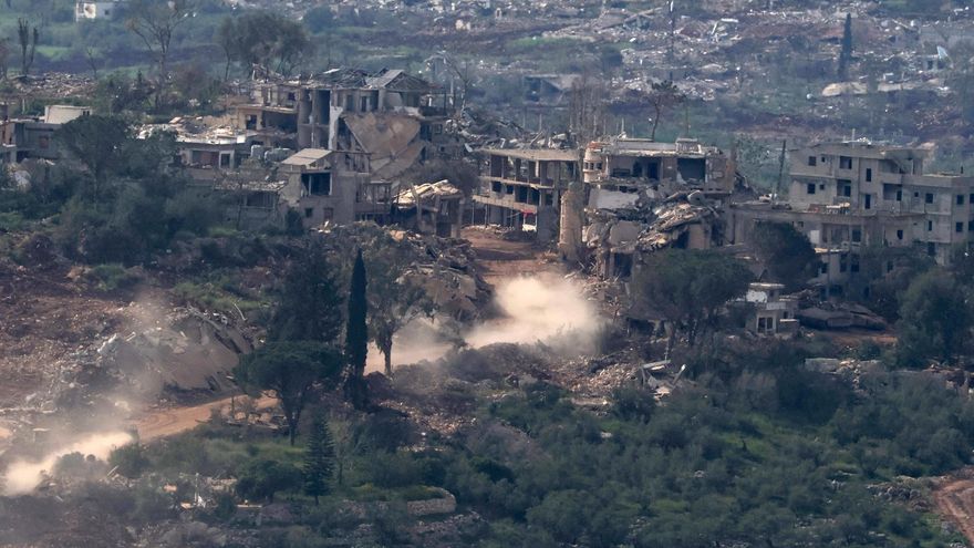Vehículos militares israelíes maniobran en el lado libanés de la frontera junto a una población en ruinas el 27 de abril de 2026.