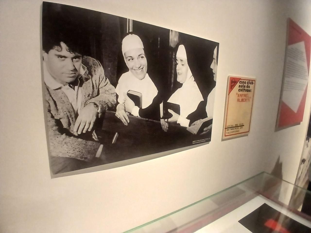 Fotografía de Pedro Almodóvar con Carmen Maura y Chus Lampreave durante el rodaje de 'Entre tinieblas'