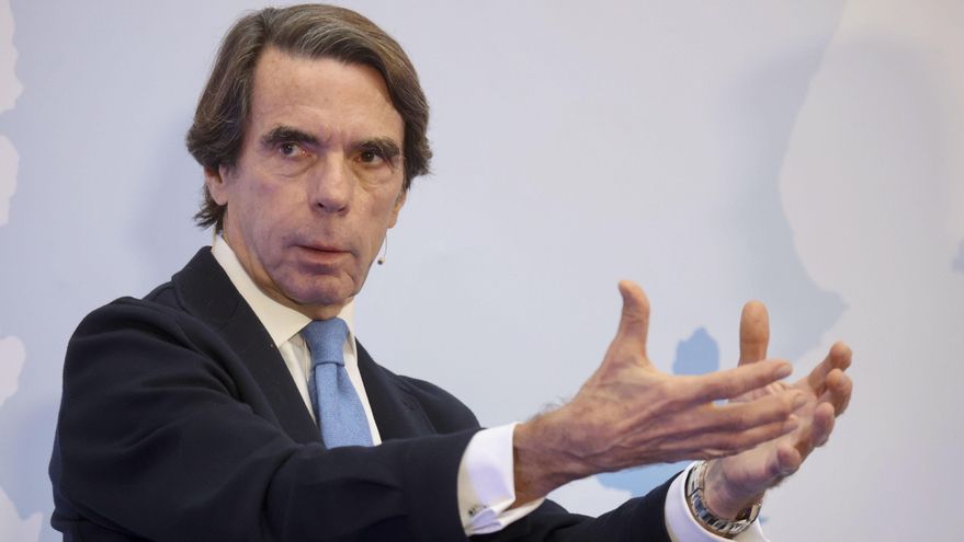 El expresidente del Gobierno José María Aznar presenta este martes su libro ´Orden y libertad´ en Murcia. EFE/ Juan Carlos Caval