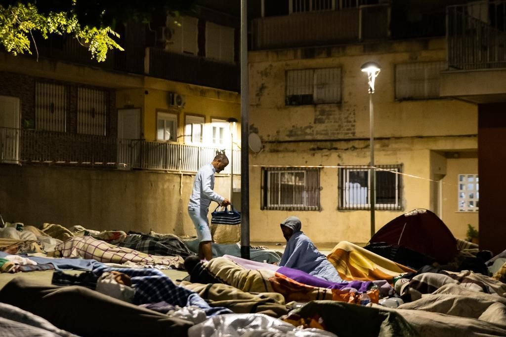 Traslado de cientos de migrantes a un nuevo centro temporal de acogida en Ceuta