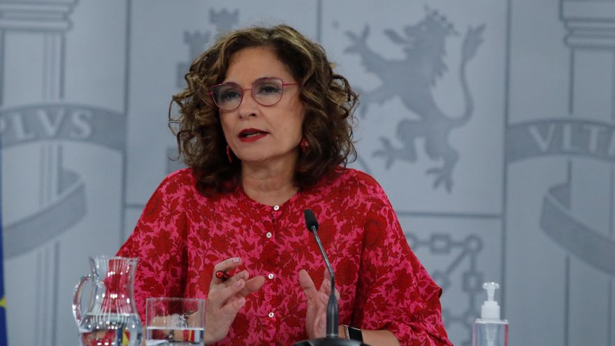 La ministra de Hacienda y portavoz del Gobierno, María Jesús Montero, da una rueda de prensa tras la reunión del Consejo de Ministros en el Palacio de la Moncloa. EFE/Juan Carlos Hidalgo