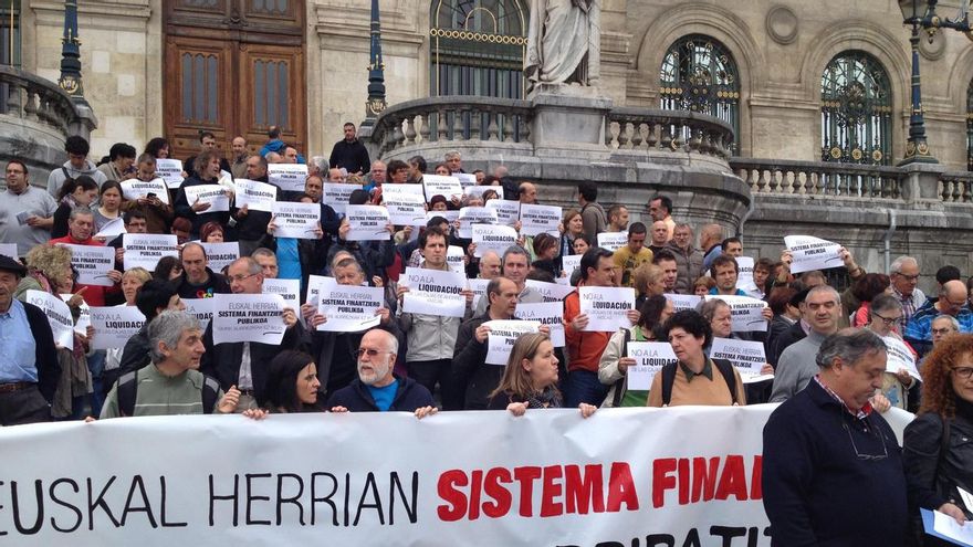 Protesta ciudadana contra la privatización de Kutxabank, en Bilbao.