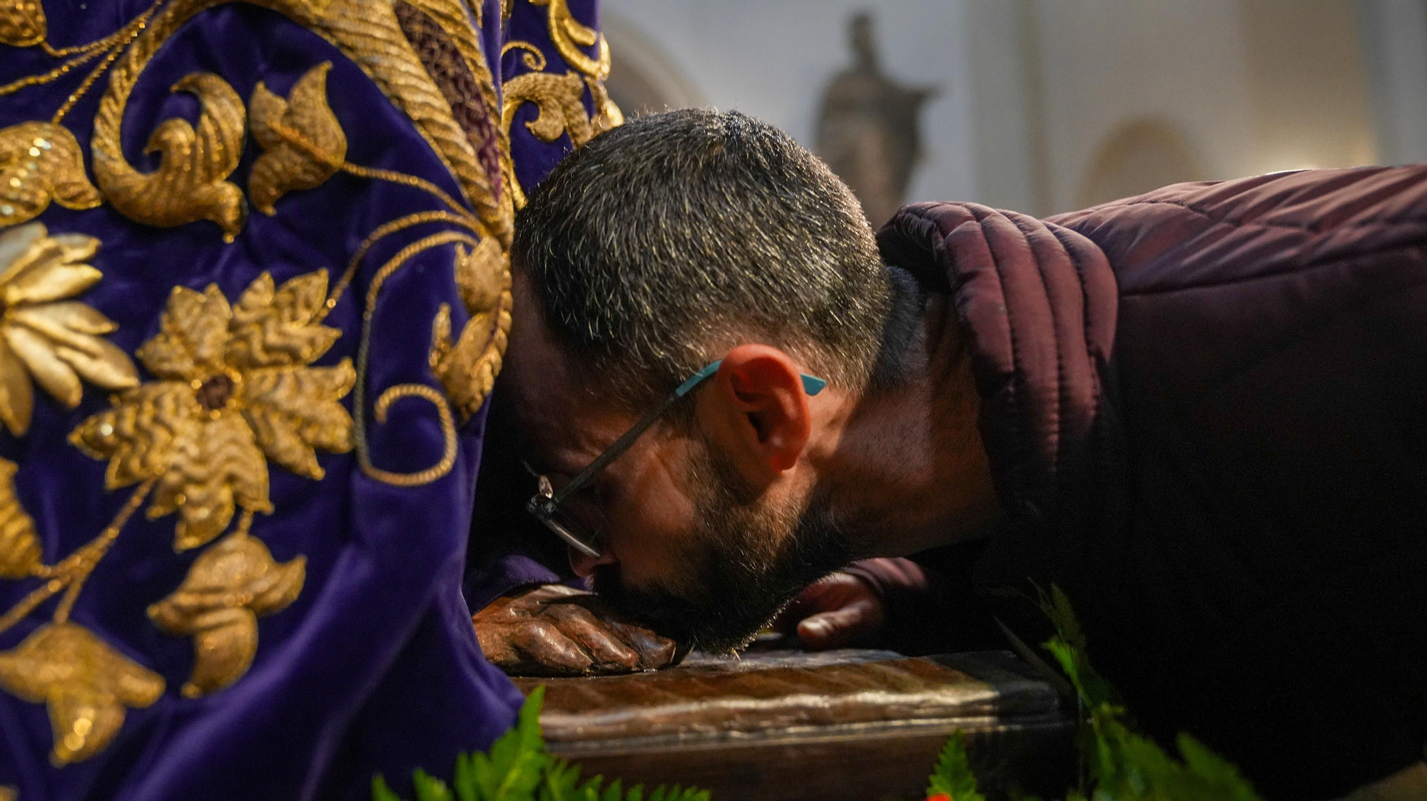 Los besapiés de Jesús Rescatado y del Cristo del Remedio de Ánimas, y el besamanos de Jesús, Divino Salvador, en su Prendimiento, en imágenes