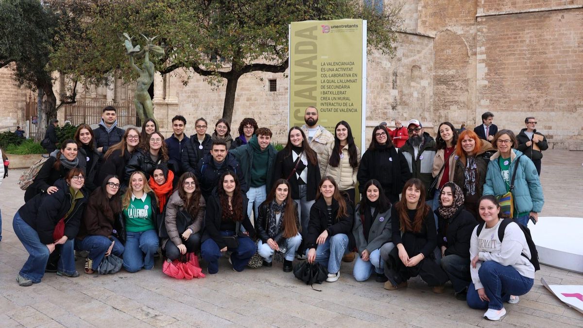 La dècima edició de La Valencianada ompli de nou els carrers de València.