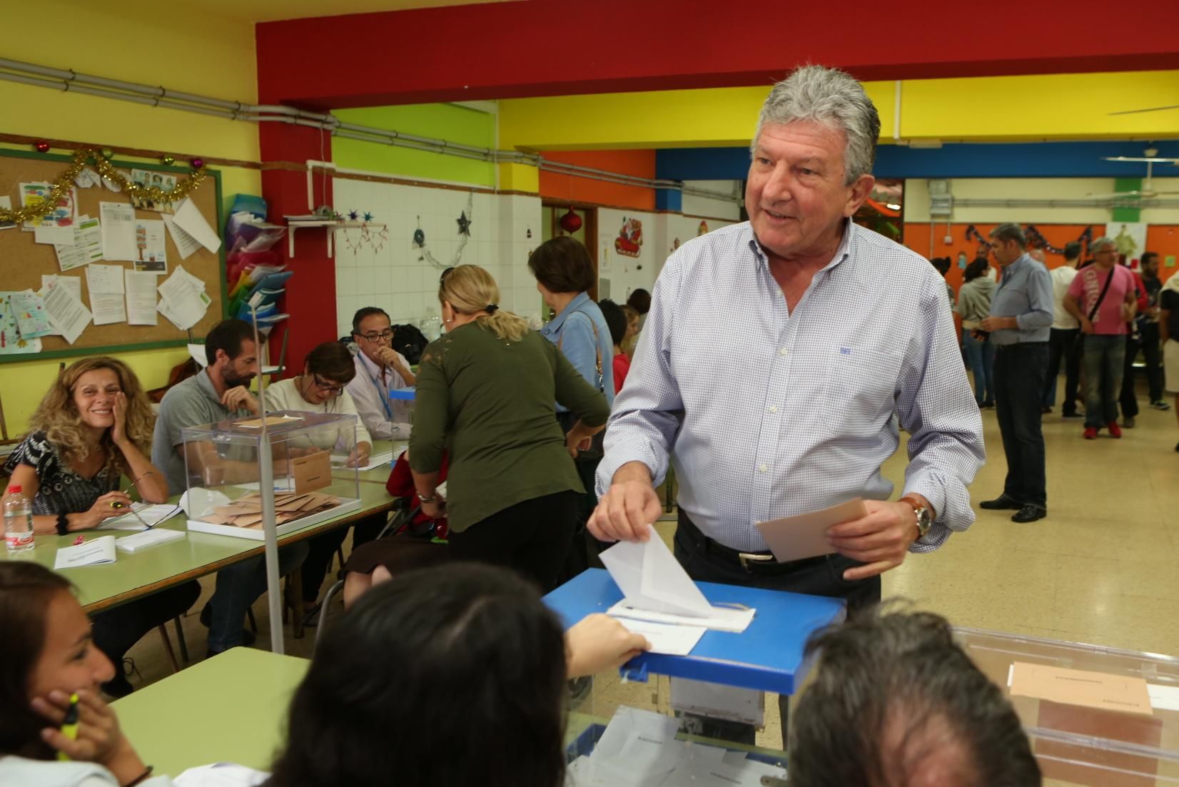 El político nacionalista Pedro Quevedo acude a las urnas. (ALEJANDRO RAMOS)