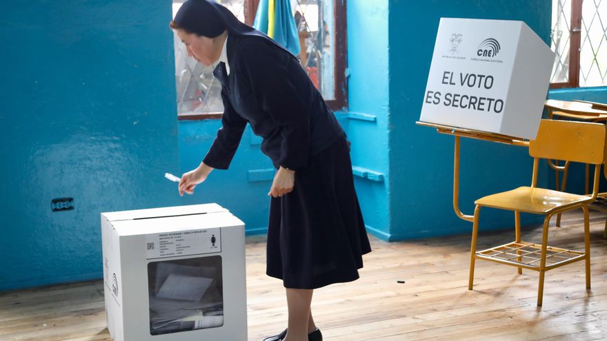 Ecuador vota en referéndum hacer nueva Constitución y permitir bases militares extranjeras