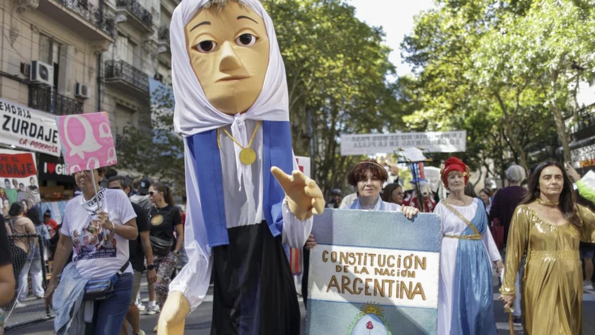 A 50 años del golpe, una movilización multitudinaria se concentra en Plaza de Mayo