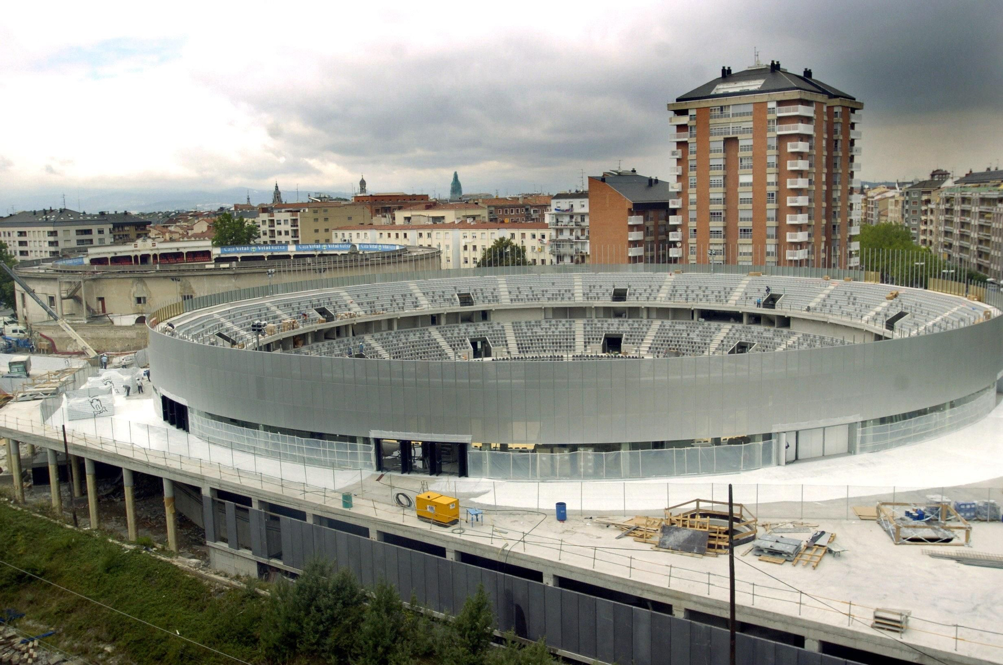Vista de la nueva plaza de toros, todavía sin cúpula, en 2006