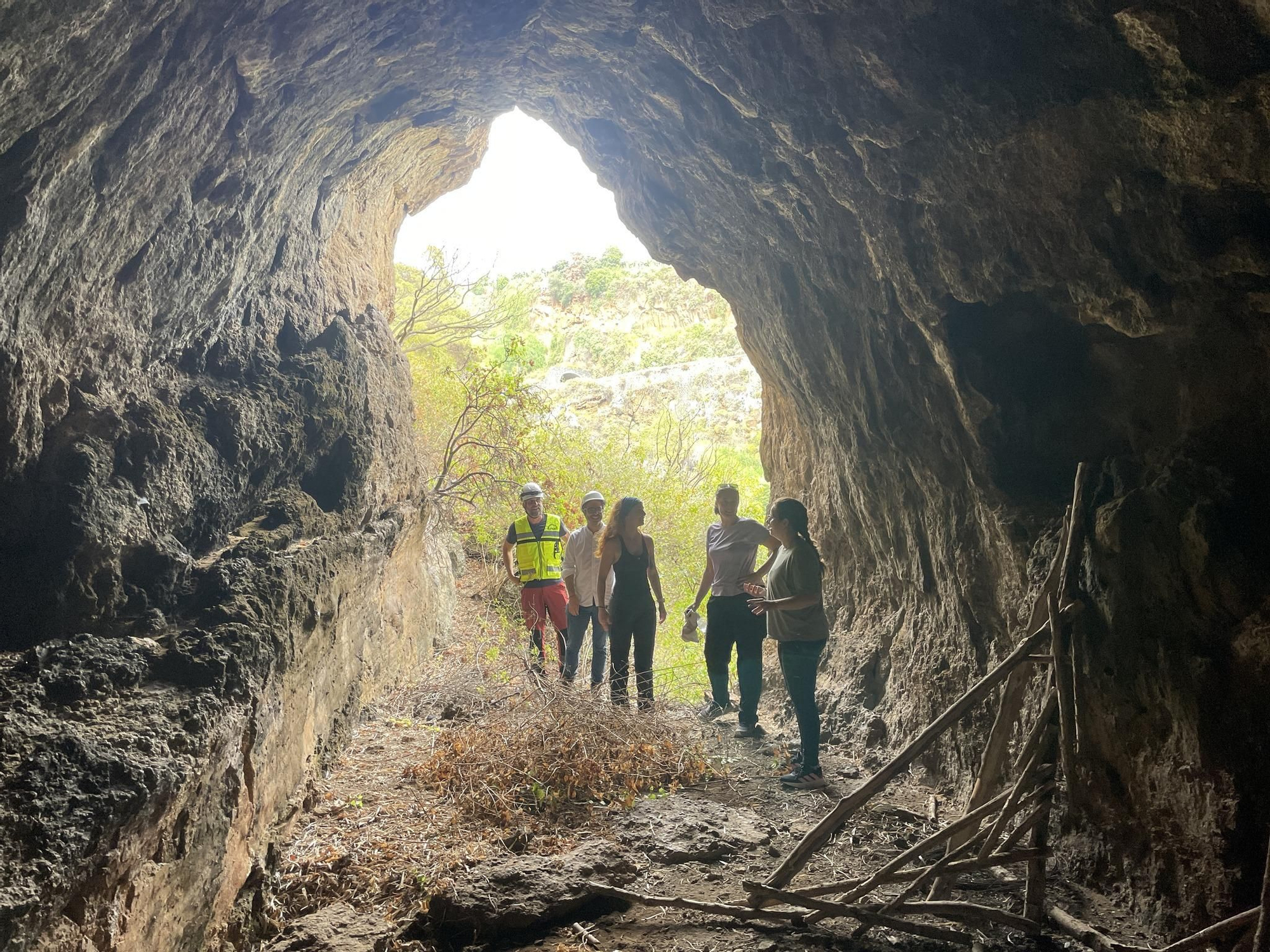 Visita de personal técnico a uno de los tubos volcánicos situados en el entorno del Parque Arqueológico del Tendal, en San Andrés y Sauces.