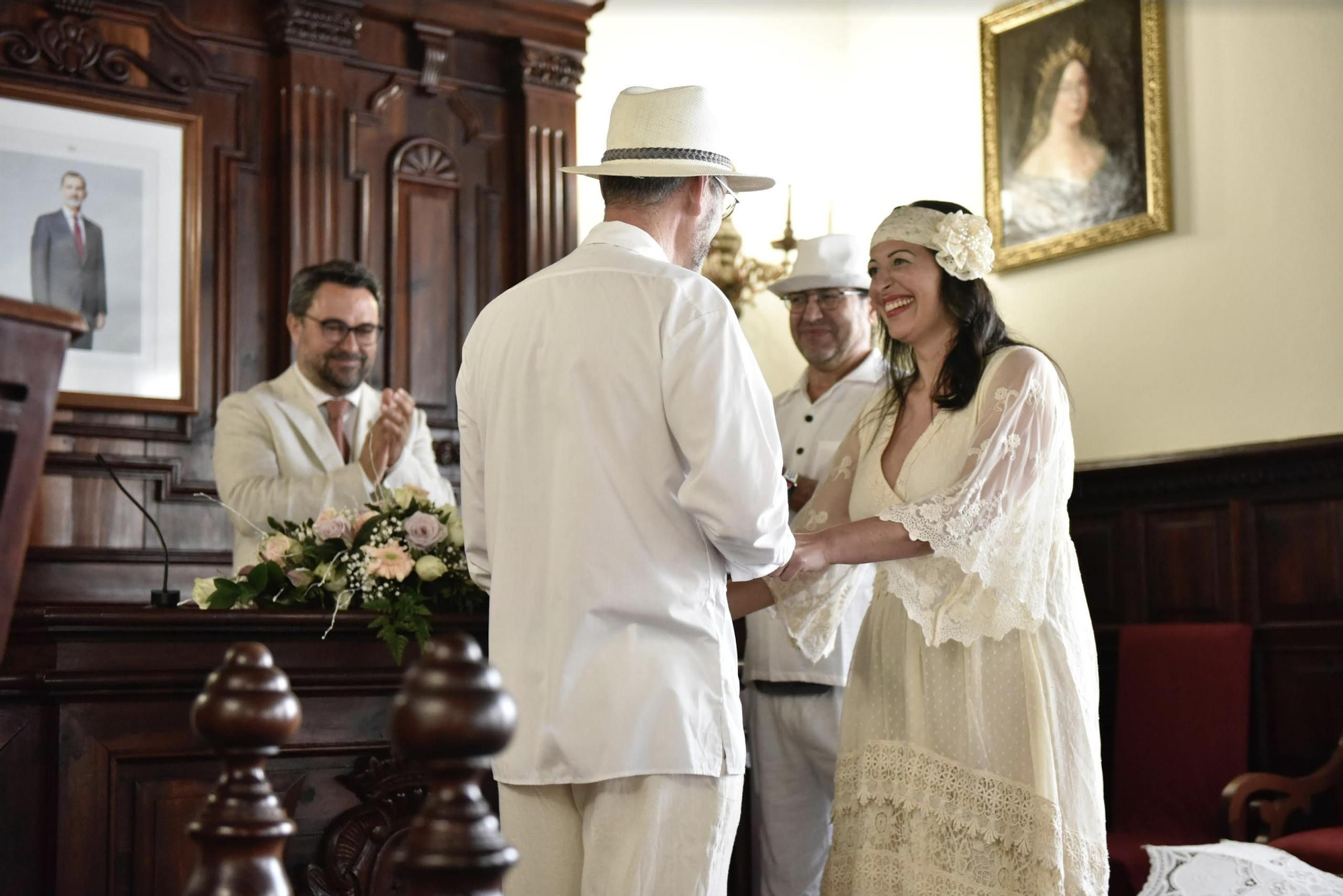 Una de las dos parejas que han contraído matrimonio civil en Los Indianos.