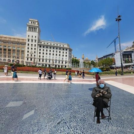 Montaje de Bernie Sanders en Plaza Catalunya (Barcelona). Foto: https://bernie-sits.herokuapp.com/