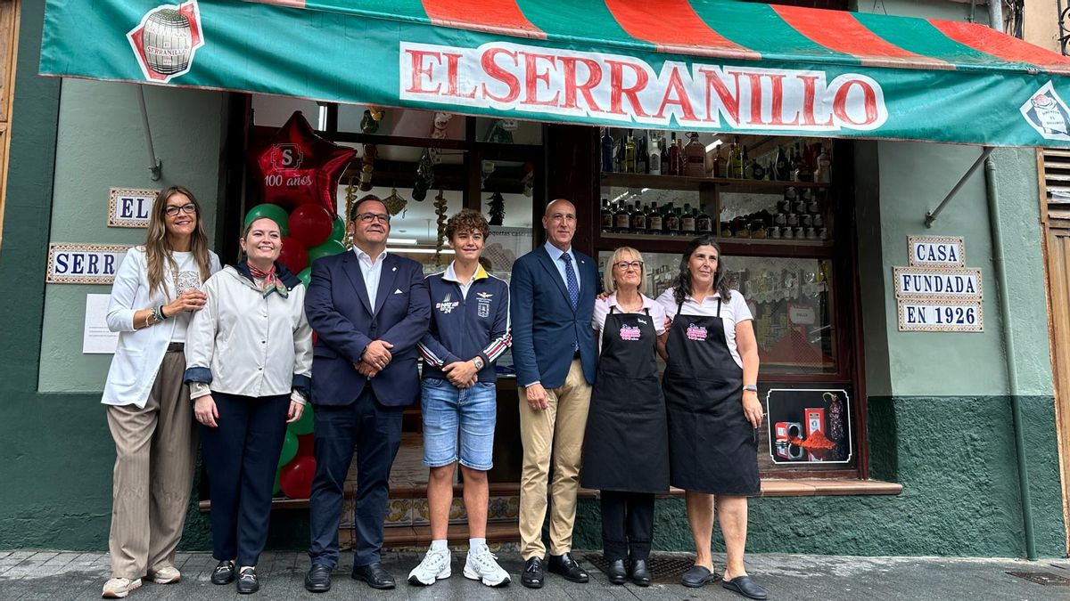 El alcalde, trabajadores y familia de El Serranillo de la Plaza Conde Luna.