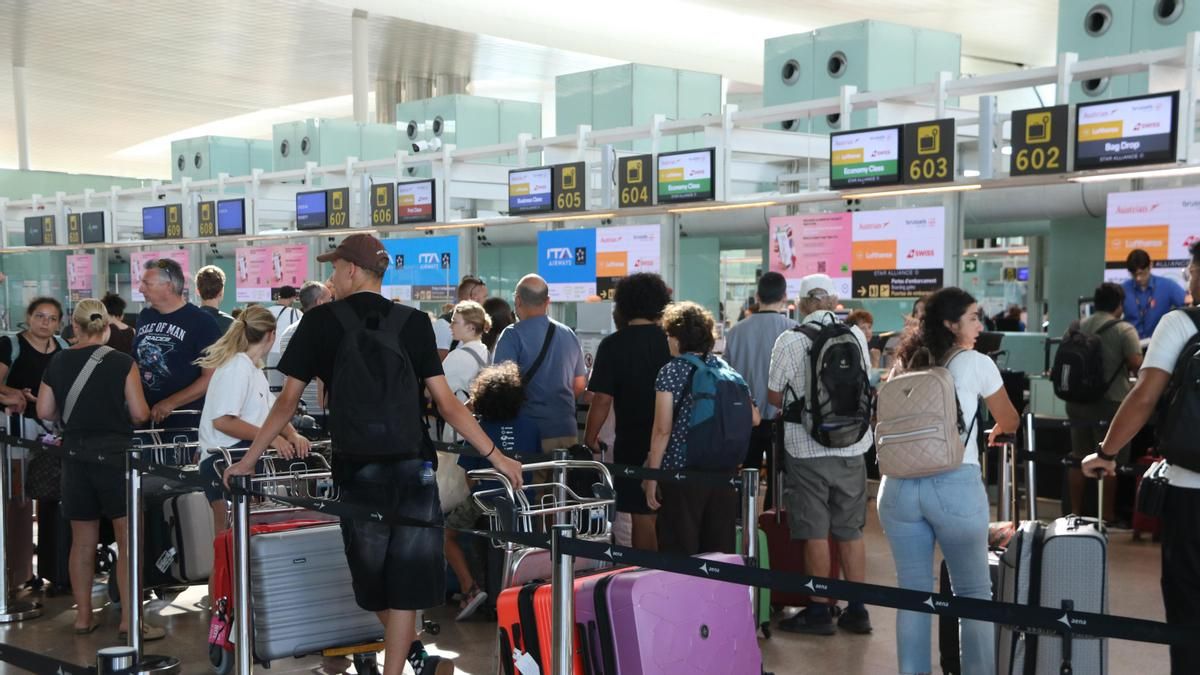Sorpresa y dudas entre los viajeros procedentes de Italia por los nuevos controles: "Nos lo esperábamos peor"