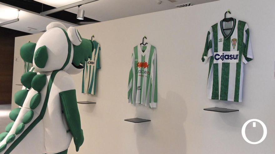 Los 70 años de historia del Córdoba CF, en exposición a través de sus camisetas
