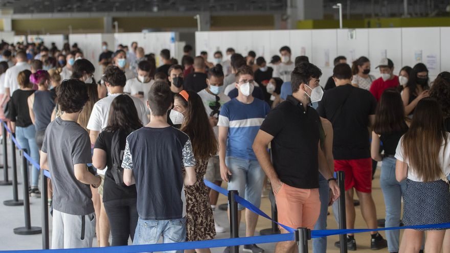 Un grupo de jóvenes acuden al Hospital Zendal para recibir la primera dosis de la vacuna Pfizer el día que comienza la vacunación a jóvenes madrileños a partir de 16 años, a 13 de julio de 2021, en Madrid (España).
