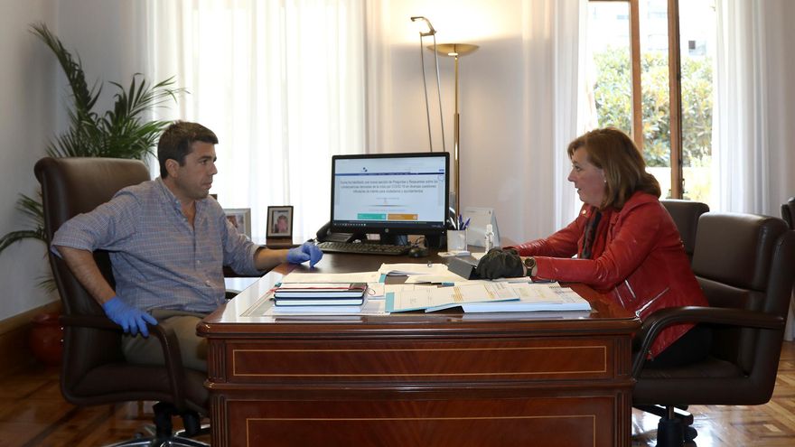 El presidente de la Diputación de Alicante Carlos Mazón y la diputada de SUMA María Gomez este martes.