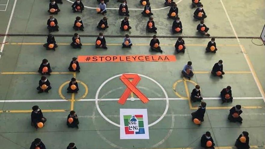 La concertada se echa a la calle y utiliza a alumnos menores de edad para protestar contra la 'ley Celaá'