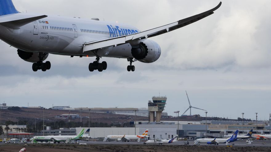 Aena prevé invertir 1.800 millones en los aeropuertos canarios y subir las tarifas en “menos de 30 céntimos” por pasajero