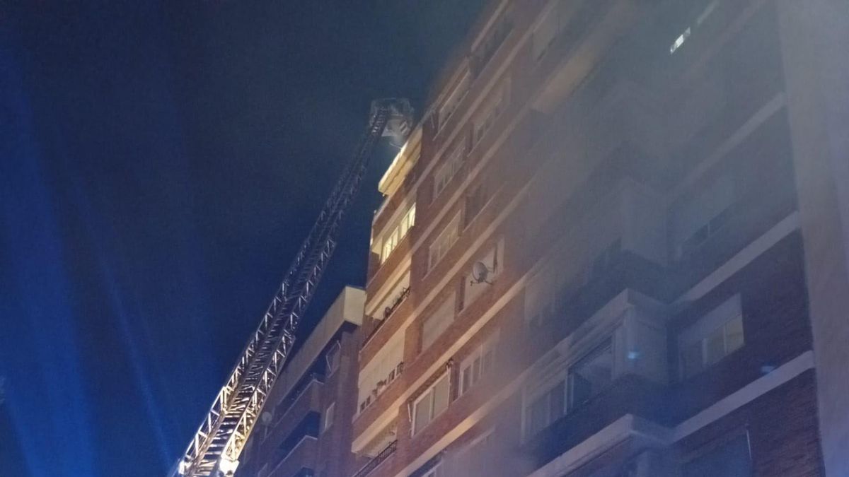 Varias personas afectadas por un incendio de madrugada en una vivienda de Badajoz
