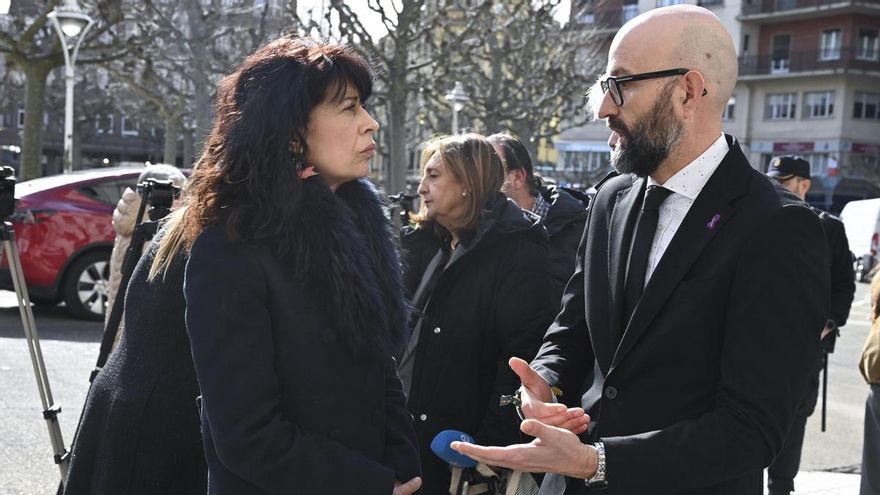 La ministra de Igualdad Ana Redondo y el subdelegado del Gobierno Héctor Alaiz conversan tras el minuto de silencio por las últimas victimas de violencia de género este viernes en la Subdelegación del Gobierno de León.