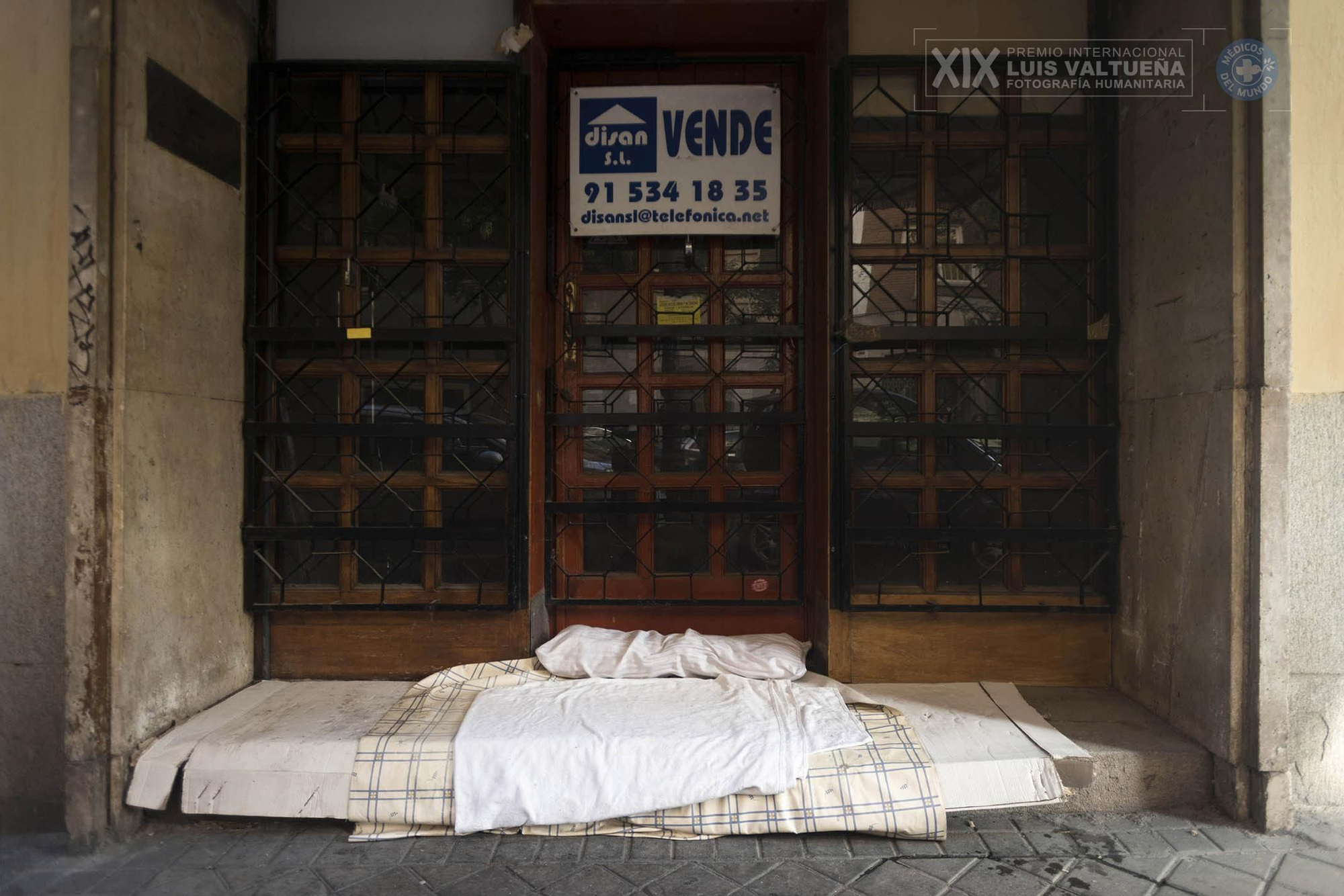 Todo lo que tienen a la vista de cualquiera. De todo el mundo. Durante el día, muchas personas trabajan o salen a buscar algo de dinero, comida o ropa, dejando a la vista sus pertenencias. Este punto, en la capital, era el lugar de descanso de una de ellas y queda recogido en la serie 'Madrid dormitorio'.. | Foto: Javier Guijarro.