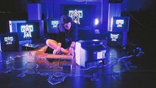 La artista Raquel Meyers durante una 'performance' con el Commodore 64