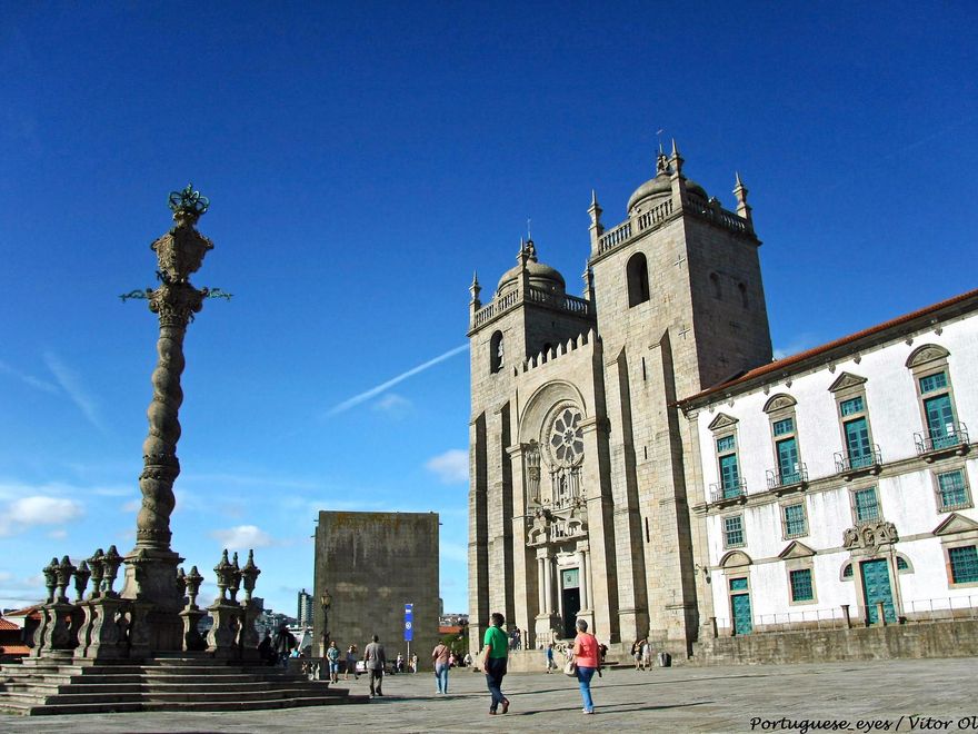 Terreiro da Sé. La acrópolis de Oporto atesora los símbolos del poder religioso (la catedral) y político (el pelourinho) de la ciudad.