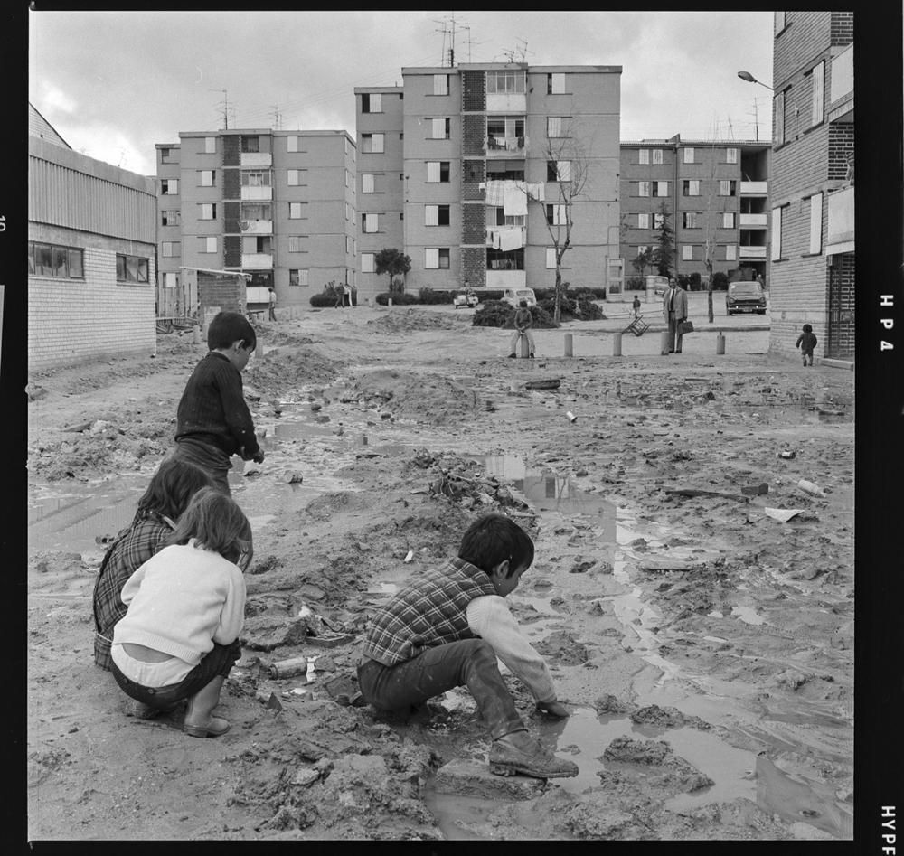Niños jugando en el barro en San Blas. 