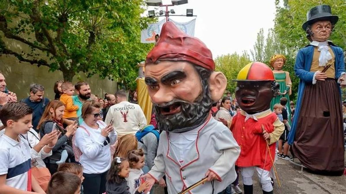 El Gobierno de Zaragoza y las comparsas buscan una salida al "veto" municipal a los cabezudos en las Fiestas del Pilar