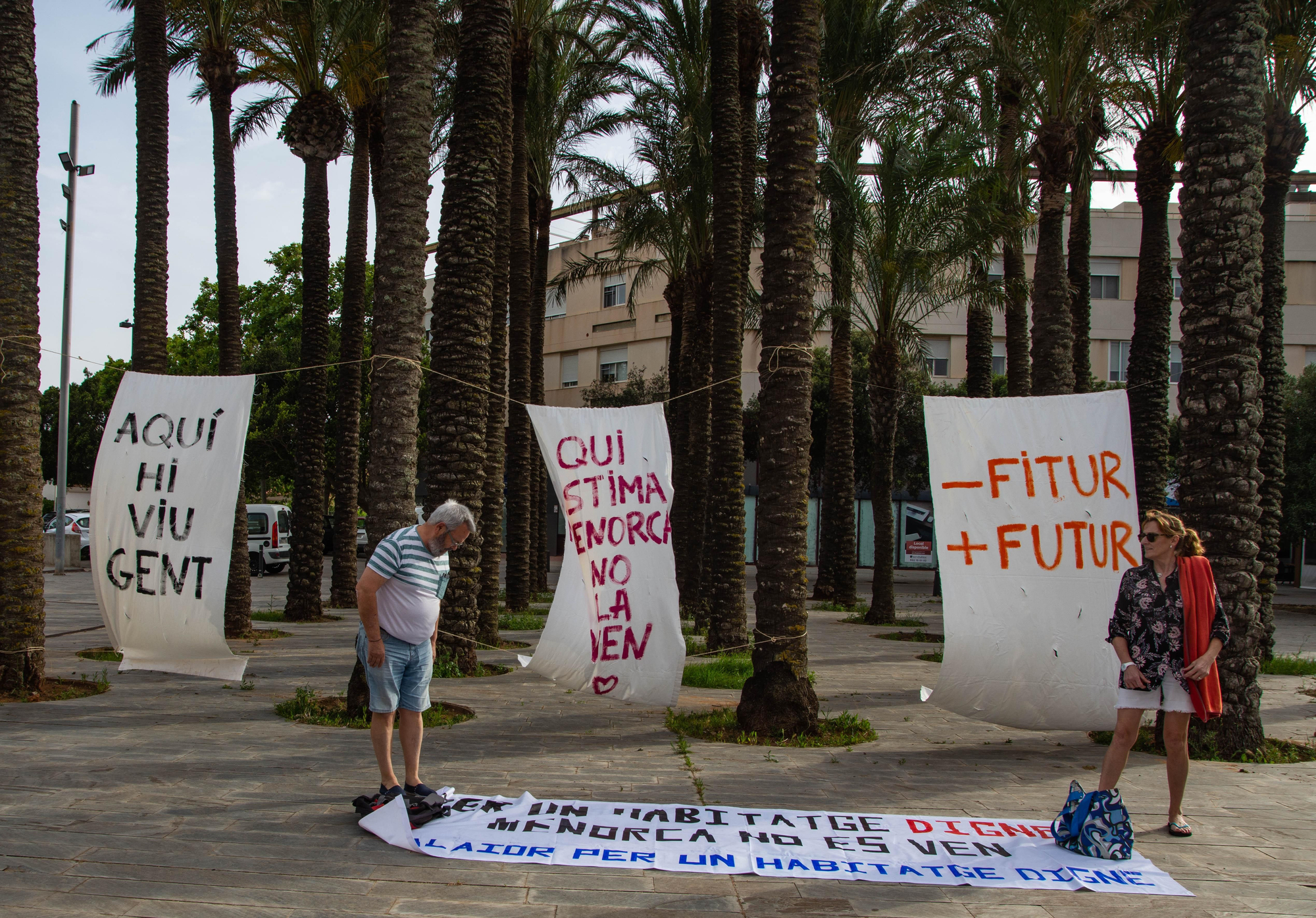 Varias personas protestan contra el turismo masivo y la precarización en Menorca