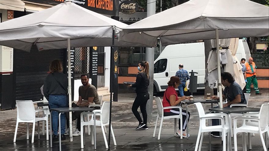 Archivo - Terraza de una cafetería en Santa Cruz de Tenerife