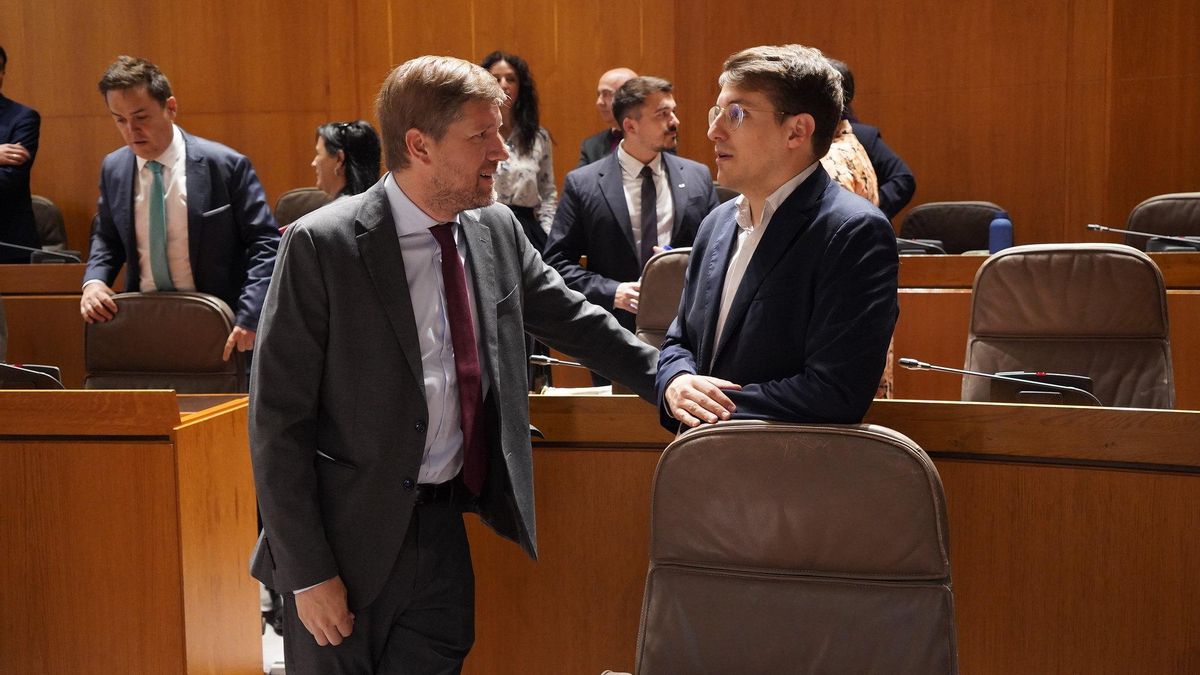 El portavoz de Chunta, Jorge Pueyo, conversa con el diputado socialista Marcel Iglesias antes del pleno.