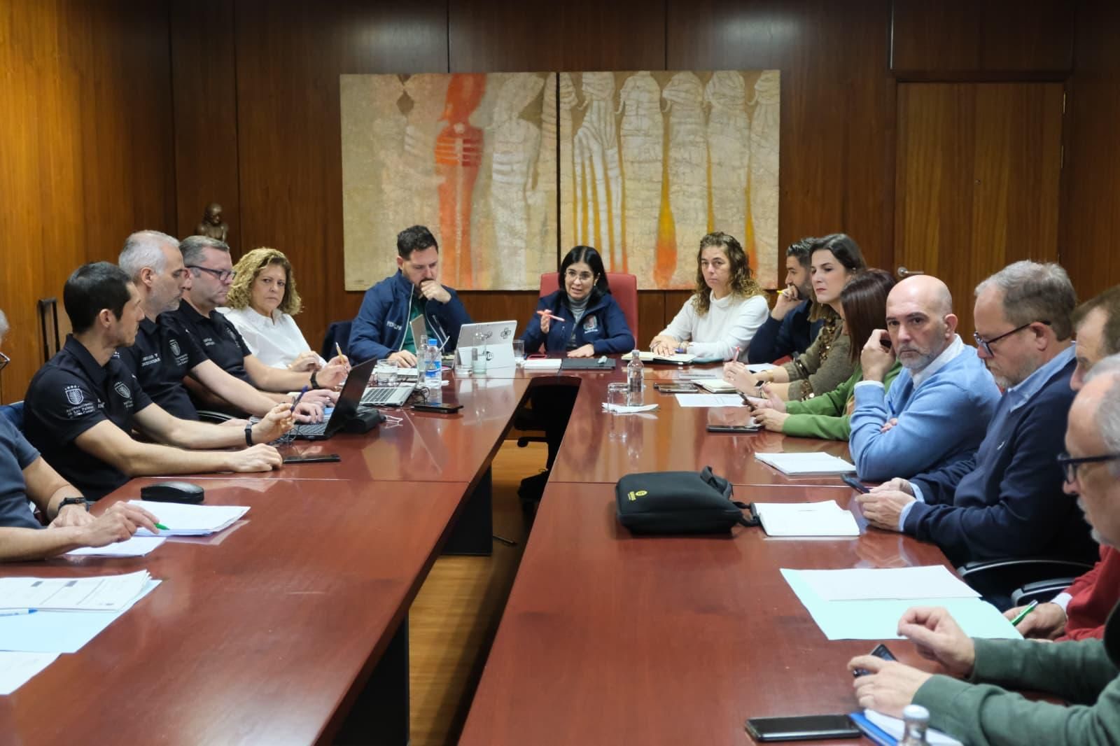 Carolina Darias preside una reunión de los servicios municipales ante la previsión de la llegada de la borrasca Emilia.