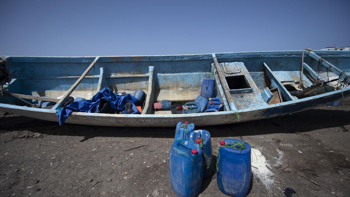 Un cayuco, en el puerto de La Restinga, El Hierro.