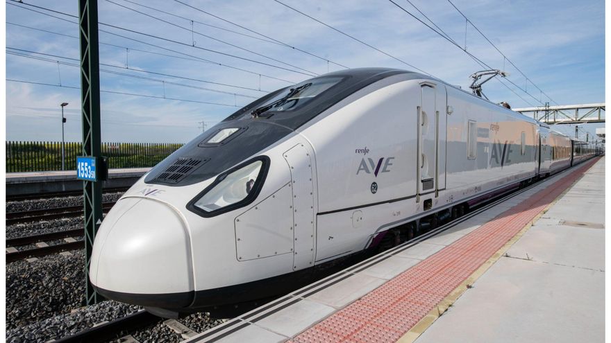 Archivo - Uno de los trenes AVE en una estación española