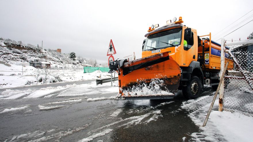 Una máquina quitanieves cargadas de sal sale del centro operativo de Puerto Lobo tras la nevada de esta madrugada en Granada.
