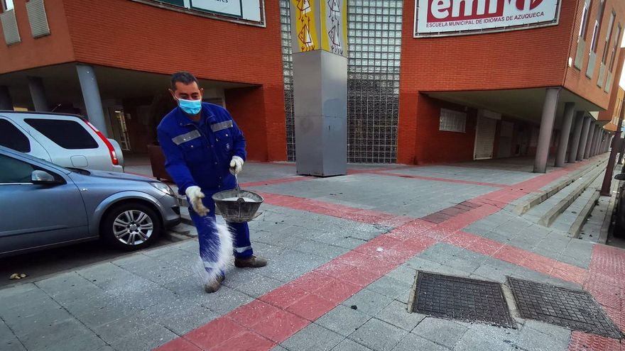 Un operario esparce sal en Azuqueca de Henares (Guadalajara)