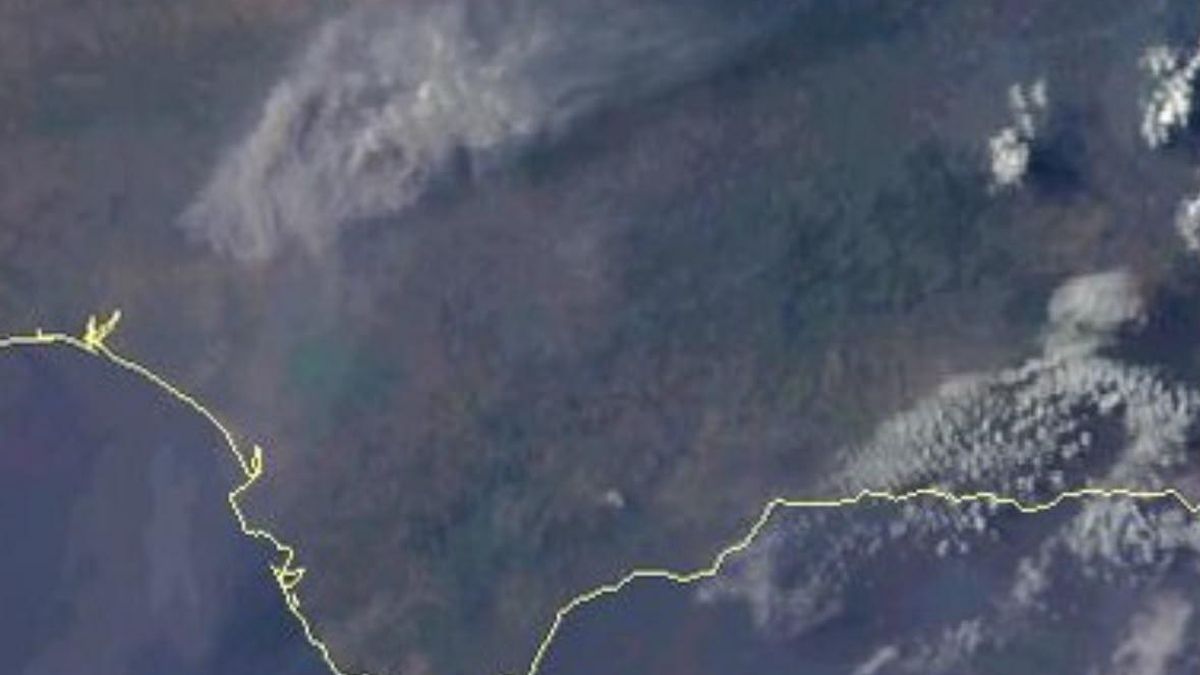 Imagen de satélite que muestra la entrada del humo del incendio de Huelva en Córdoba.