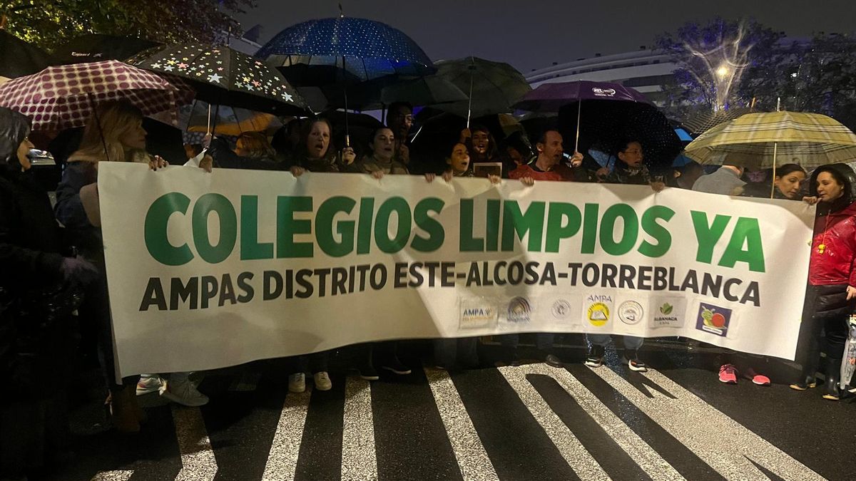 Las familias de varios colegios de Sevilla cortan el tráfico para protestar por la falta de limpieza en las aulas