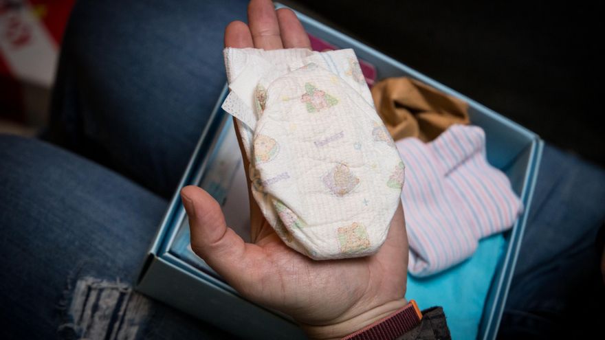 Laura guardia en cajitas los recuerdos de Franco y sus 75 días en neonatología: pañales, gorritos y ropita mínima. 
